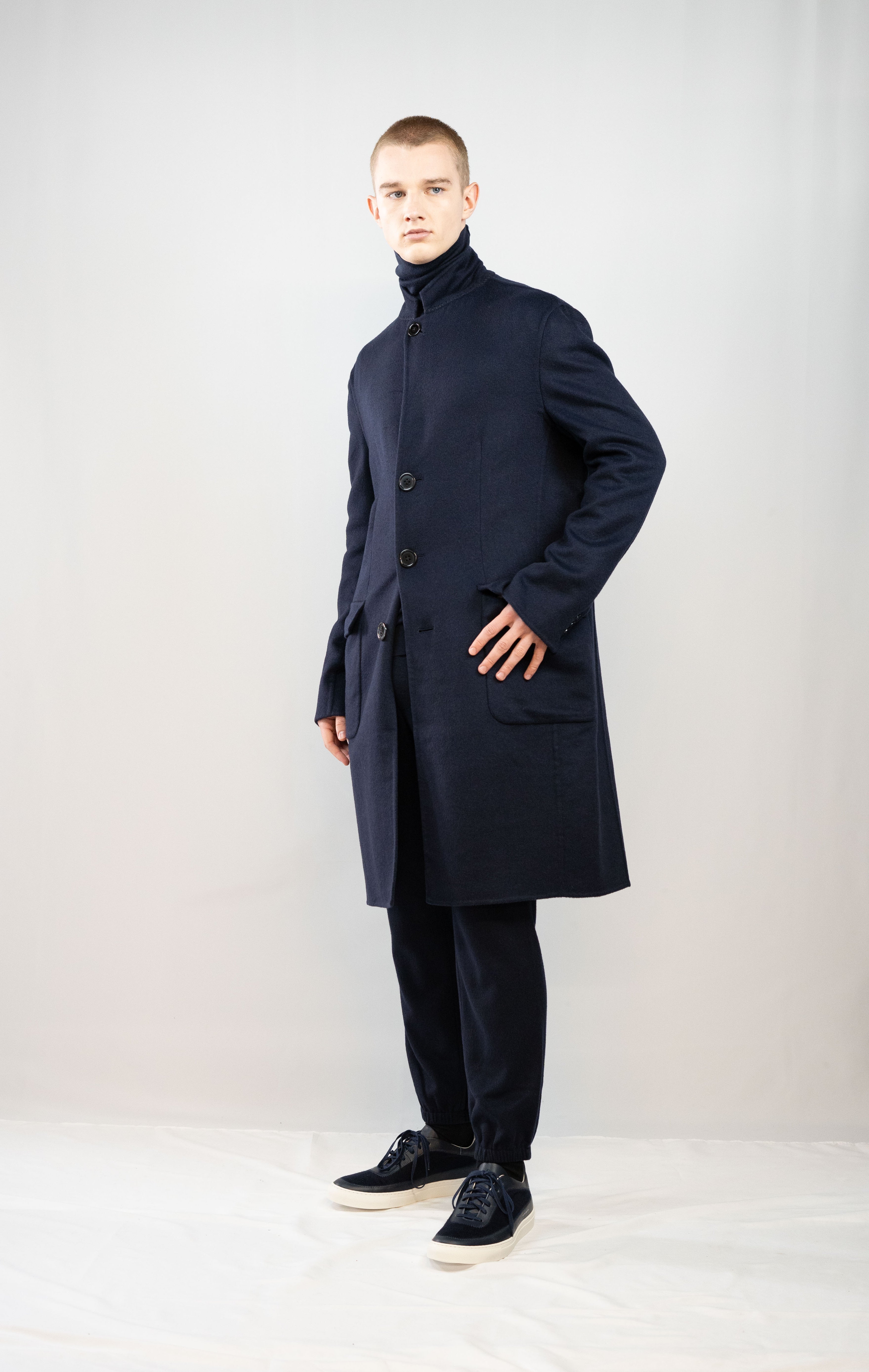 フラットヘムのカシミアストレッチジョガー