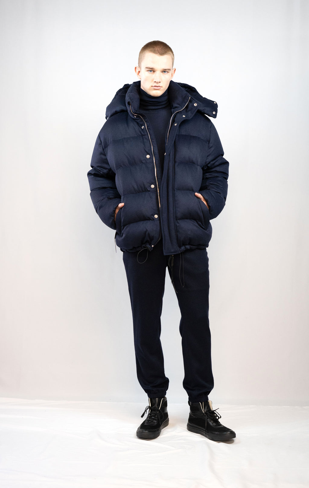 JOGGER IN CASHMERE ELASTICIZZATO CON POLSINO BLU MARINO 