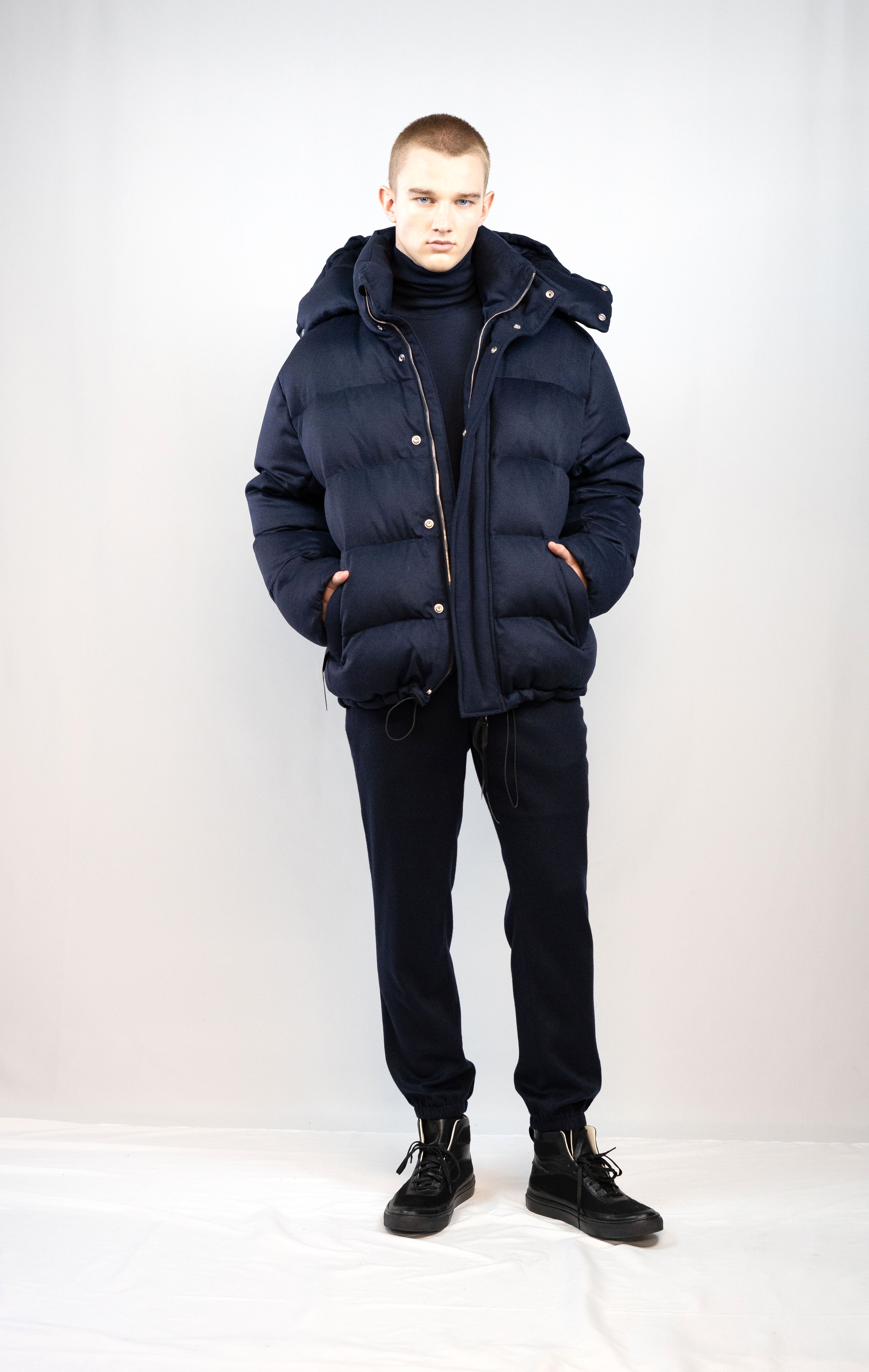 JOGGER IN CASHMERE ELASTICIZZATO CON POLSINO BLU MARINO 