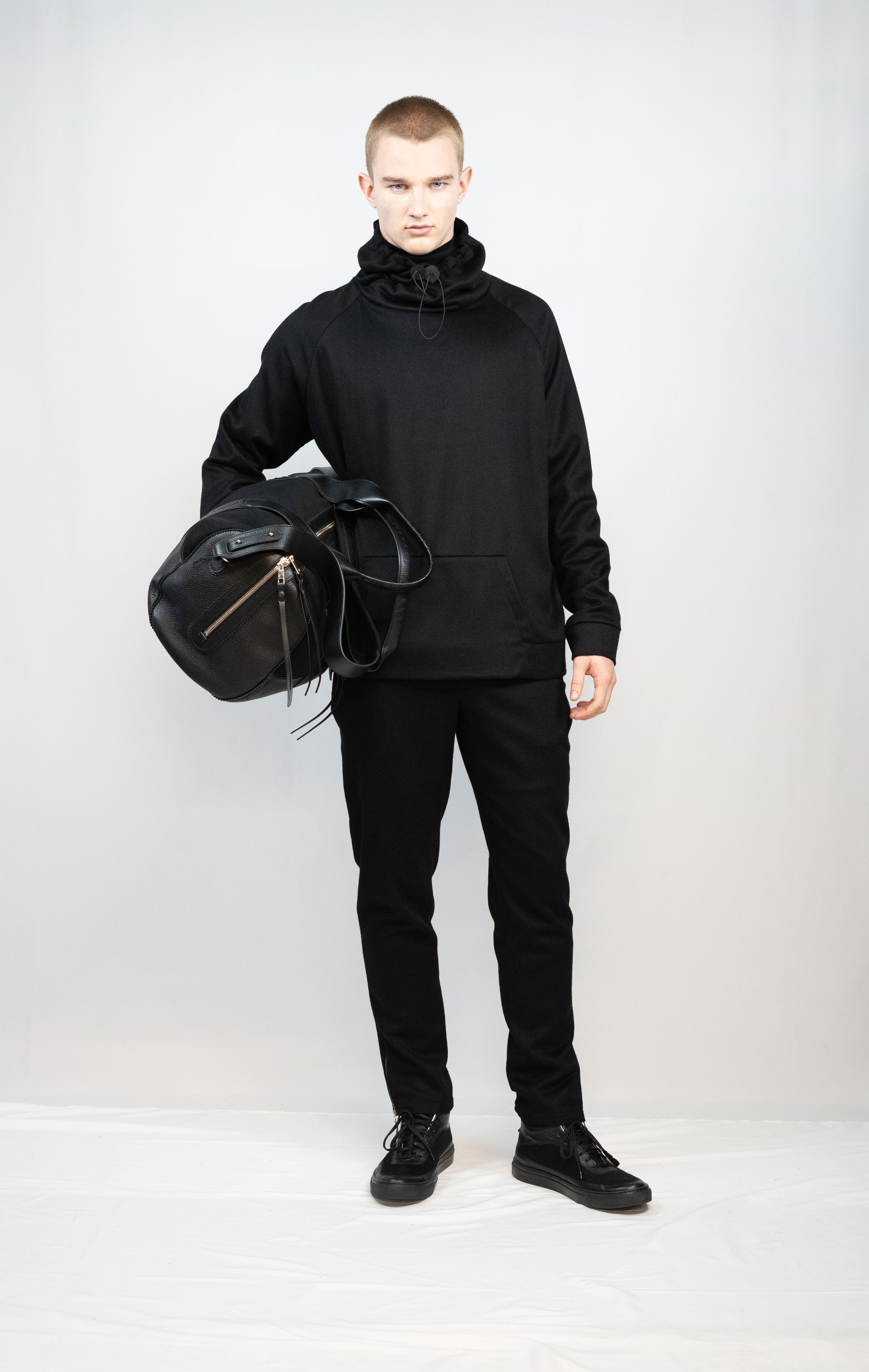 TOP IN CASHMERE ELASTICIZZATO CON COLLO AVVOLGENTE 