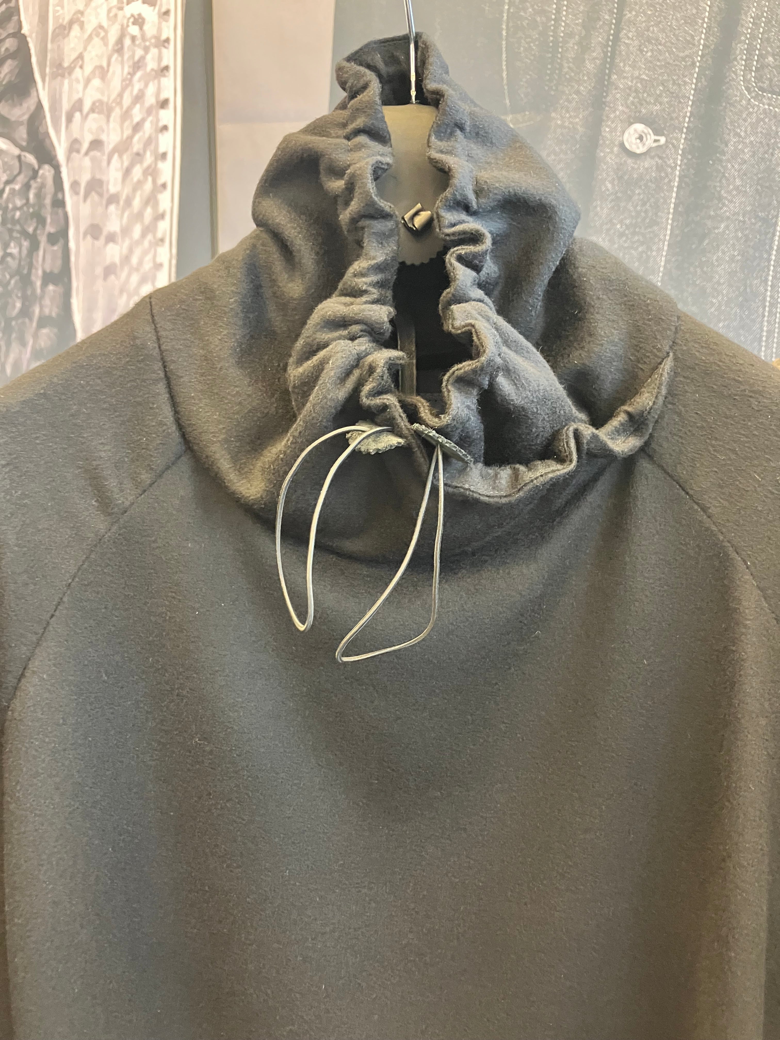 TOP IN CASHMERE ELASTICIZZATO CON COLLO AVVOLGENTE 