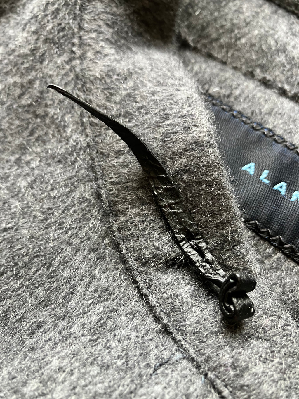 CAMICIA IN CASHMERE ELASTICIZZATO CON COLLO A FASCIA GRIGIA 