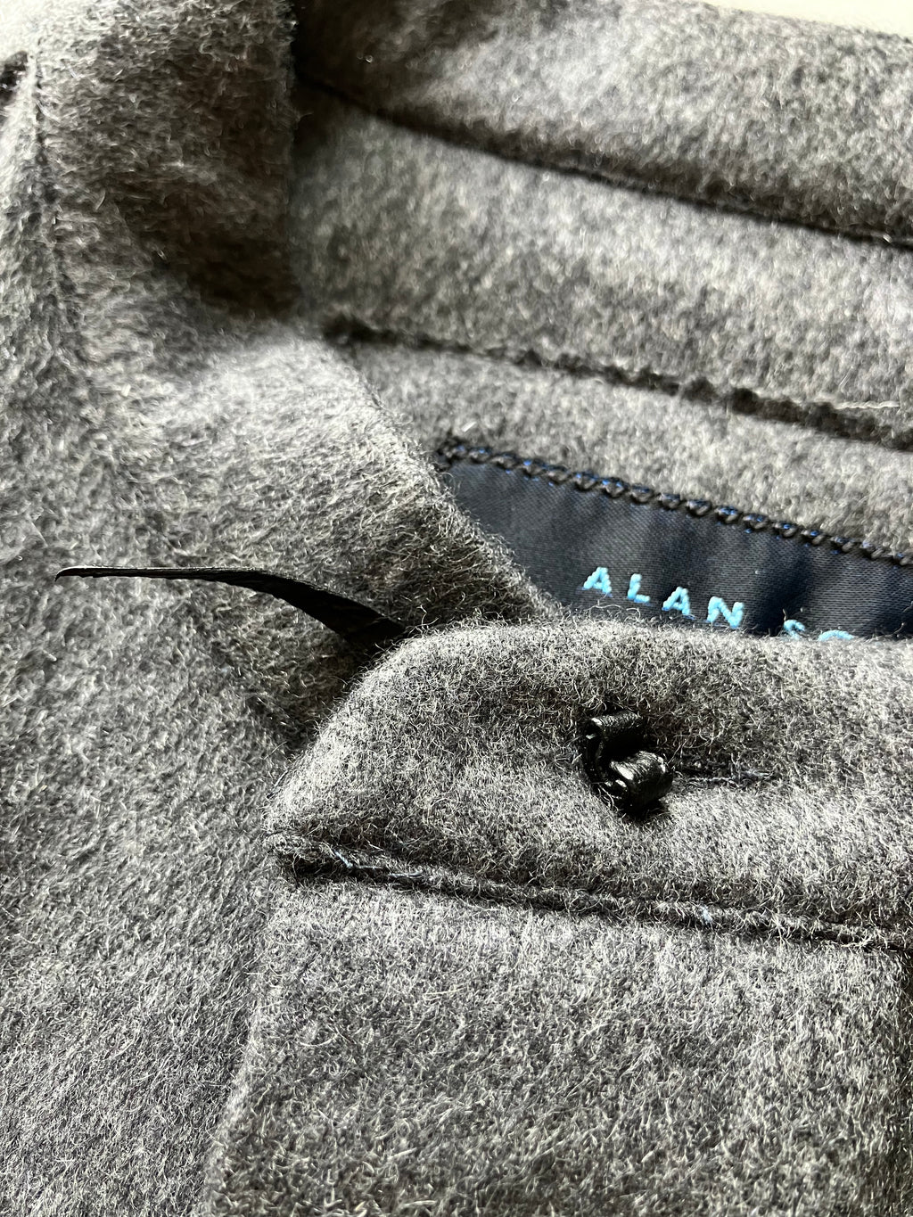 CAMICIA IN CASHMERE ELASTICIZZATO CON COLLO A FASCIA GRIGIA 