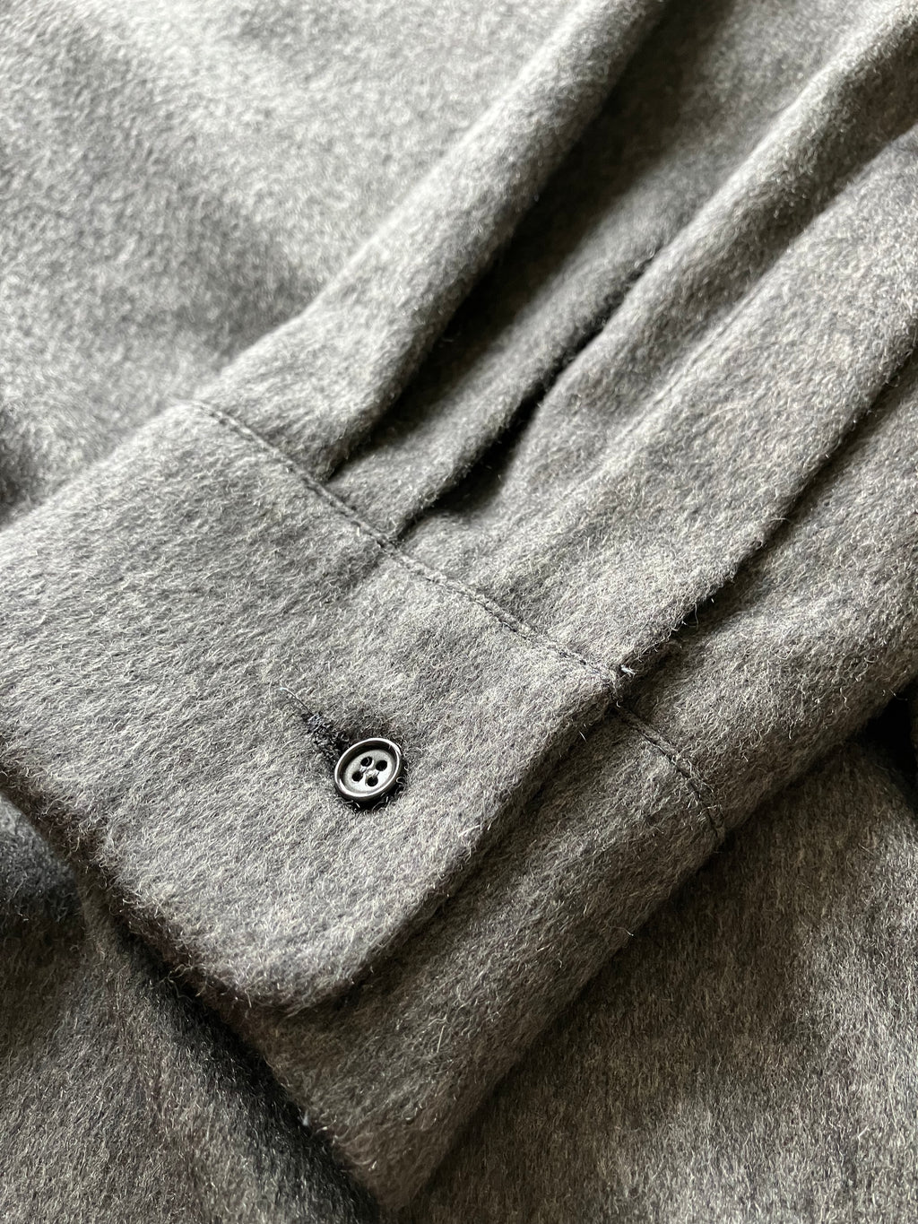 CAMICIA IN CASHMERE ELASTICIZZATO CON COLLO A FASCIA GRIGIA 