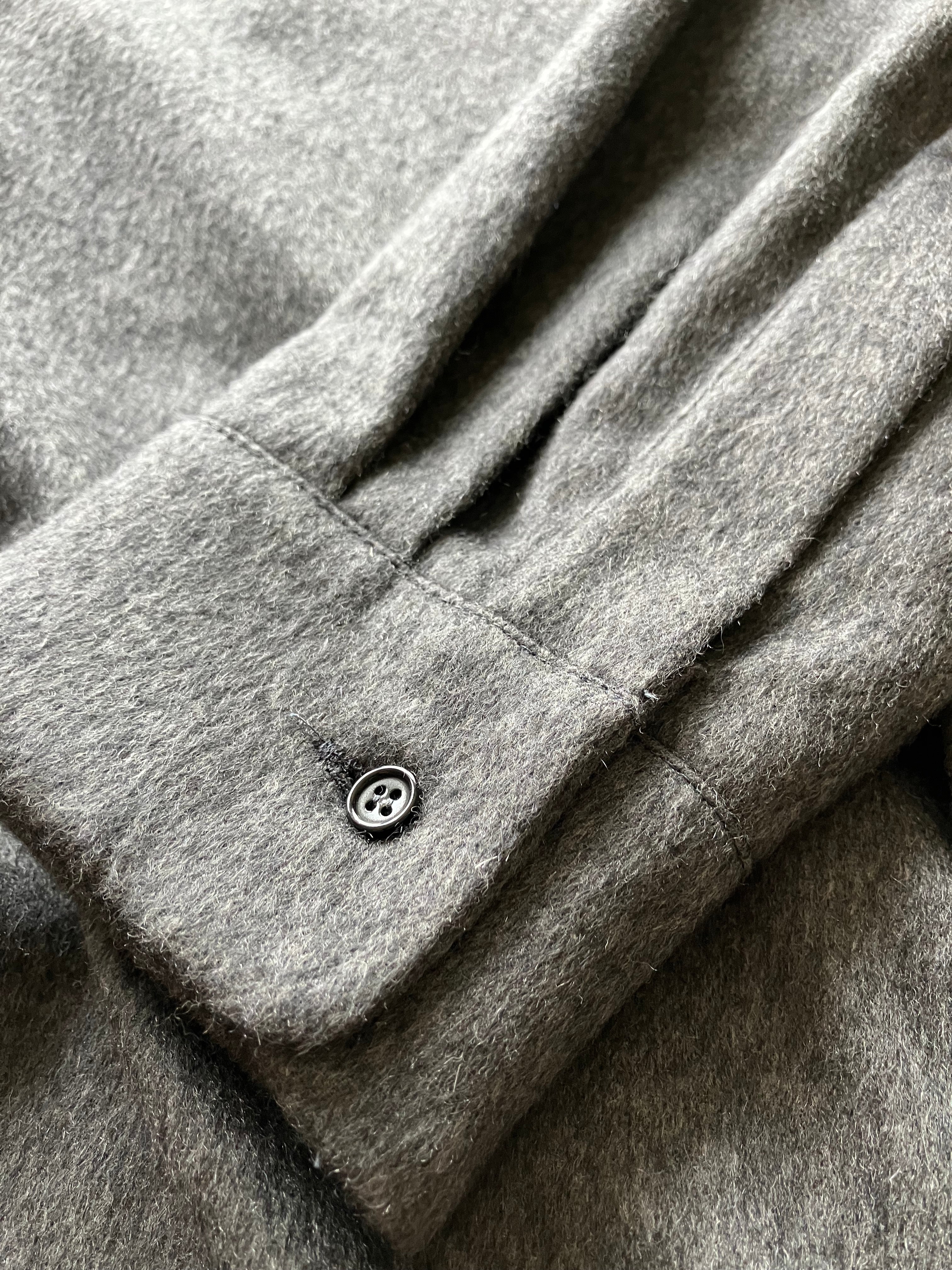 CAMICIA IN CASHMERE ELASTICIZZATO CON COLLO A FASCIA GRIGIA 