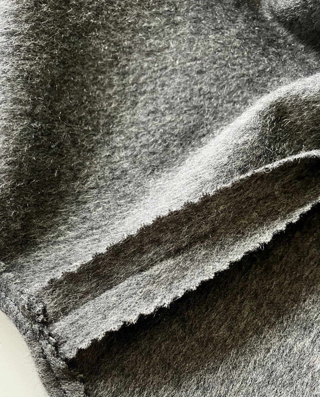 CAMICIA IN CASHMERE ELASTICIZZATO CON COLLO A FASCIA GRIGIA 