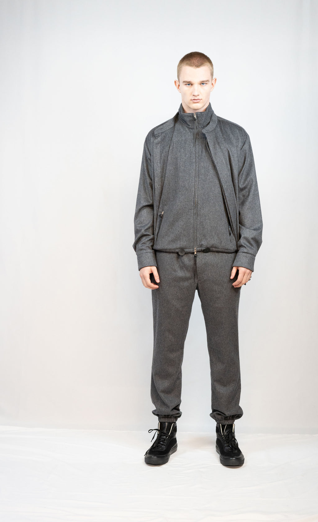 CAMICIA IN CASHMERE ELASTICIZZATO CON COLLO A FASCIA GRIGIA 