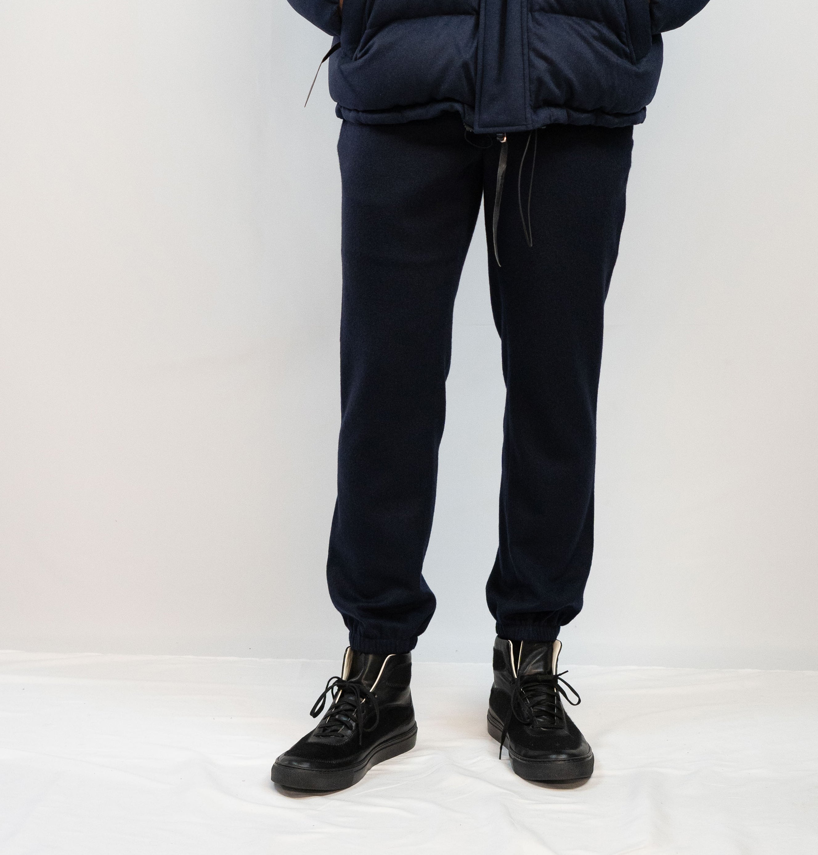 JOGGER IN CASHMERE ELASTICIZZATO CON POLSINO BLU MARINO 