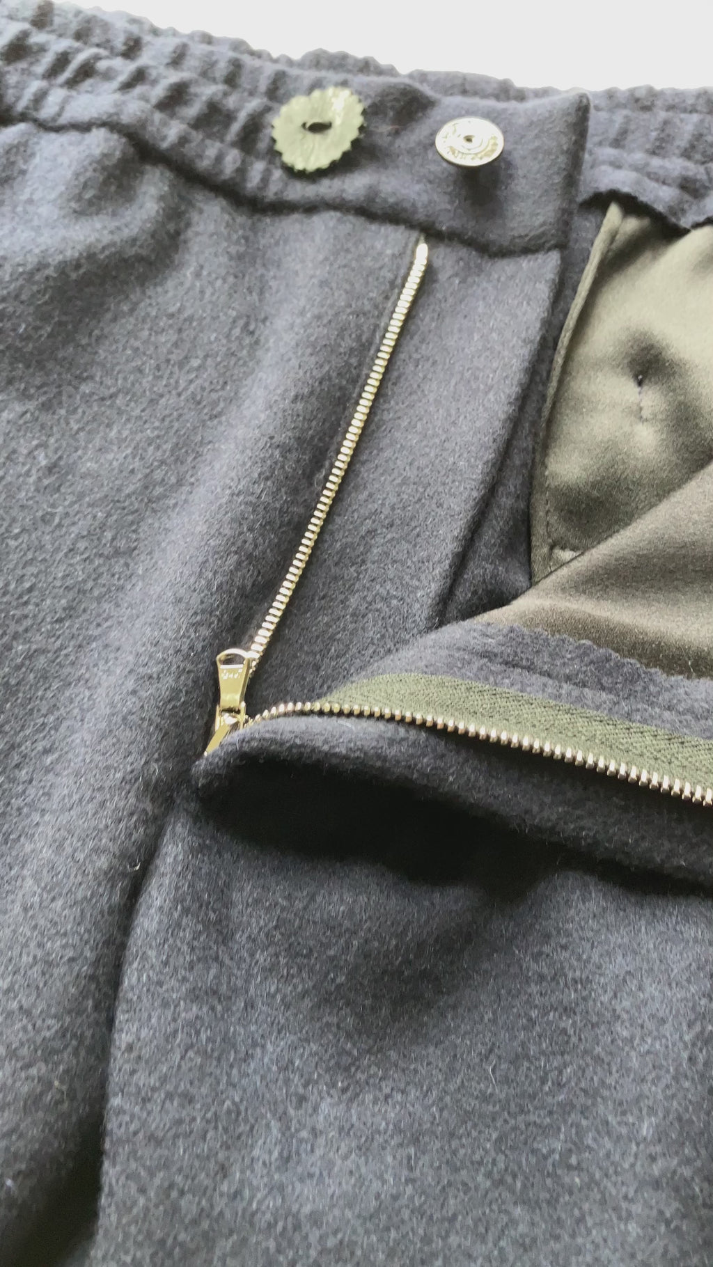 JOGGER IN CASHMERE ELASTICIZZATO CON POLSINO BLU MARINO 